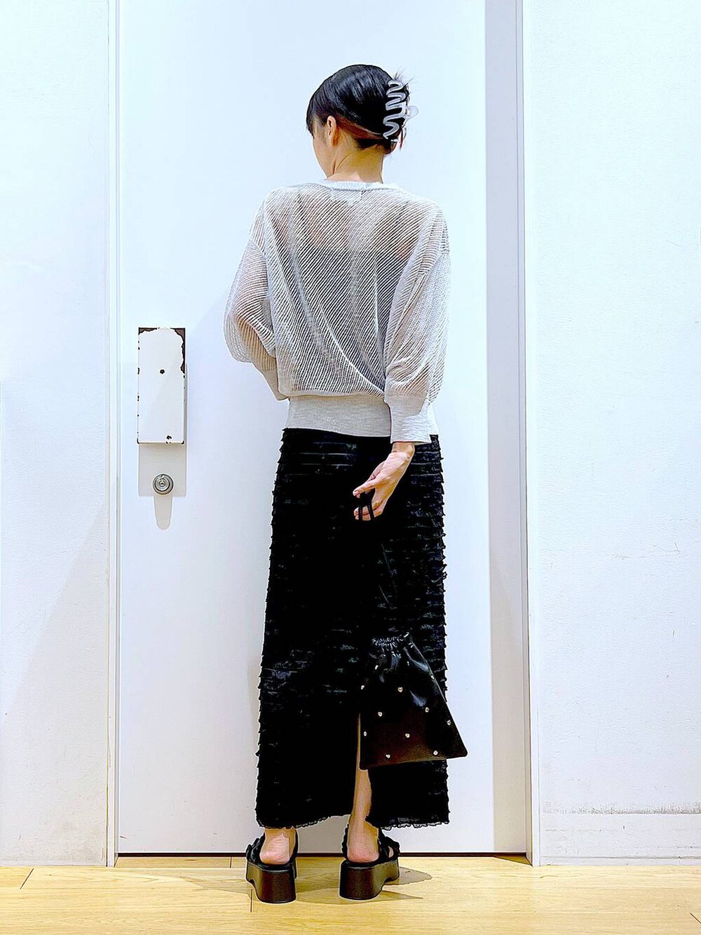 ブラック系のサンダル、ブラック系のショルダーバッグ、グレー系のカーディガン/ボレロを着用したレディースの夏コーディネートの5枚目の写真