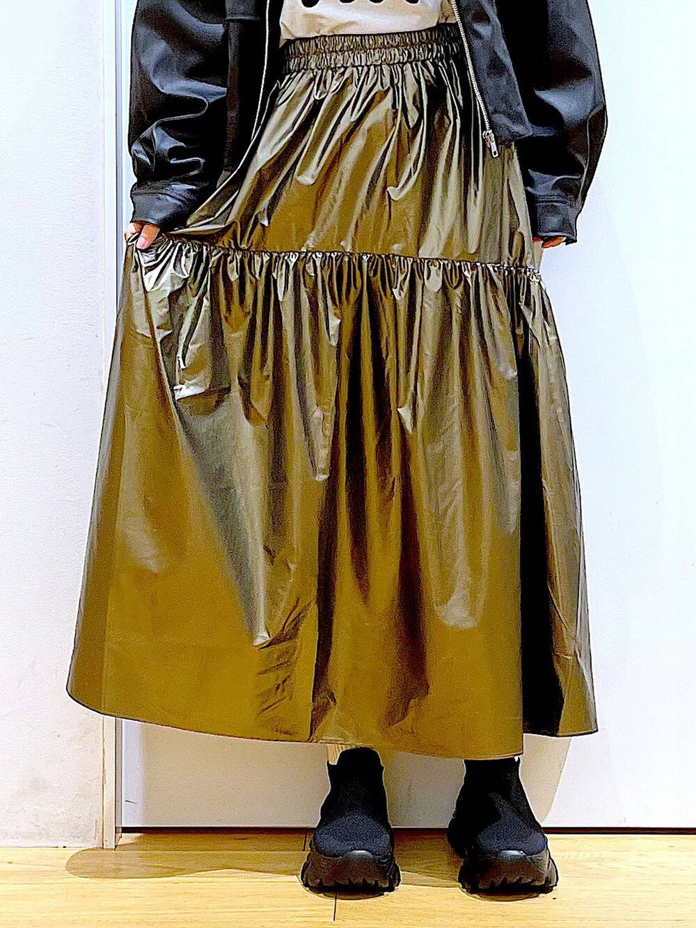 ブラック系のブルゾン、ブラック系のスニーカー、その他のスカートを着用したレディースの春コーディネートの8枚目の写真