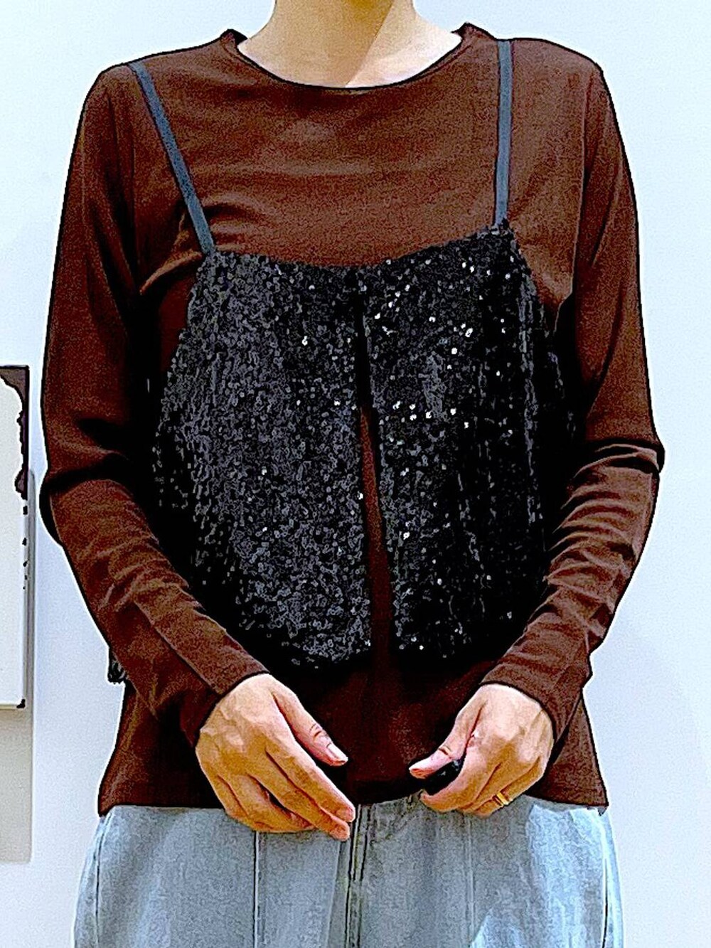 ブラック系のショルダーバッグ、ブラック系のローファー、ブラック系のベストを着用したレディースの秋コーディネートの7枚目の写真