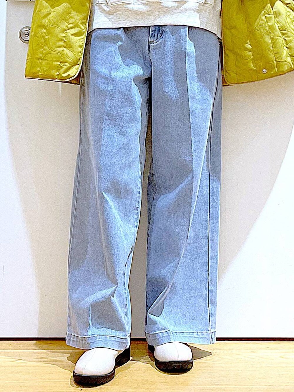 ブルー系のデニムパンツ、ベージュ系のブーツ、ベージュ系のパーカーを着用したレディースの冬コーディネートの8枚目の写真