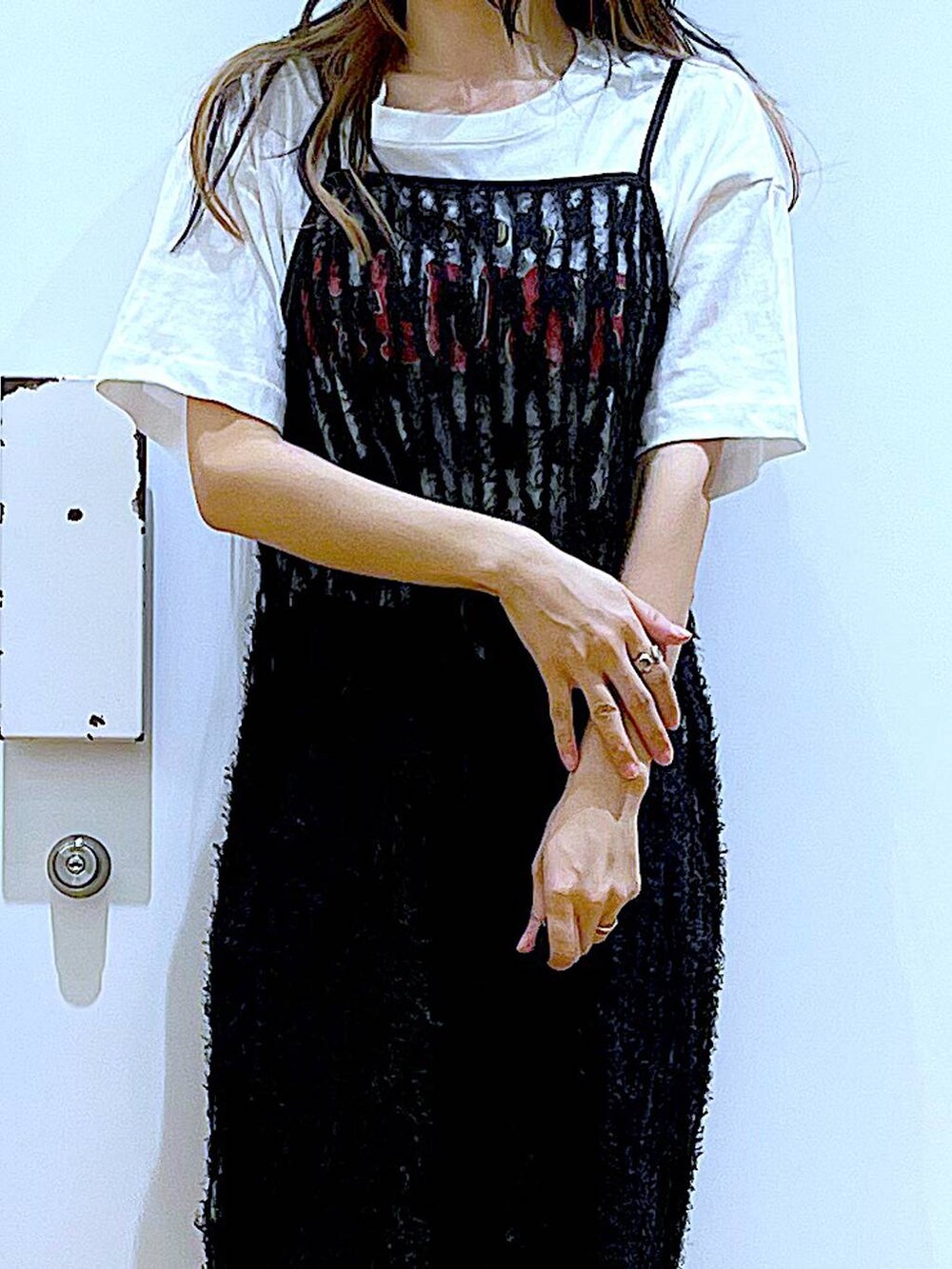 ブルー系のデニムパンツ、ブラック系のワンピース、ブラック系のパンプスを着用したレディースの春コーディネートの7枚目の写真