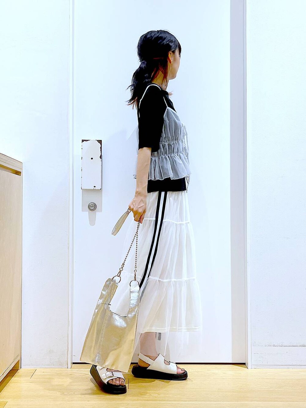 シルバー系のショルダーバッグ、ホワイト系のサンダル、ホワイト系のキャミソールを着用したレディースの夏コーディネートの4枚目の写真