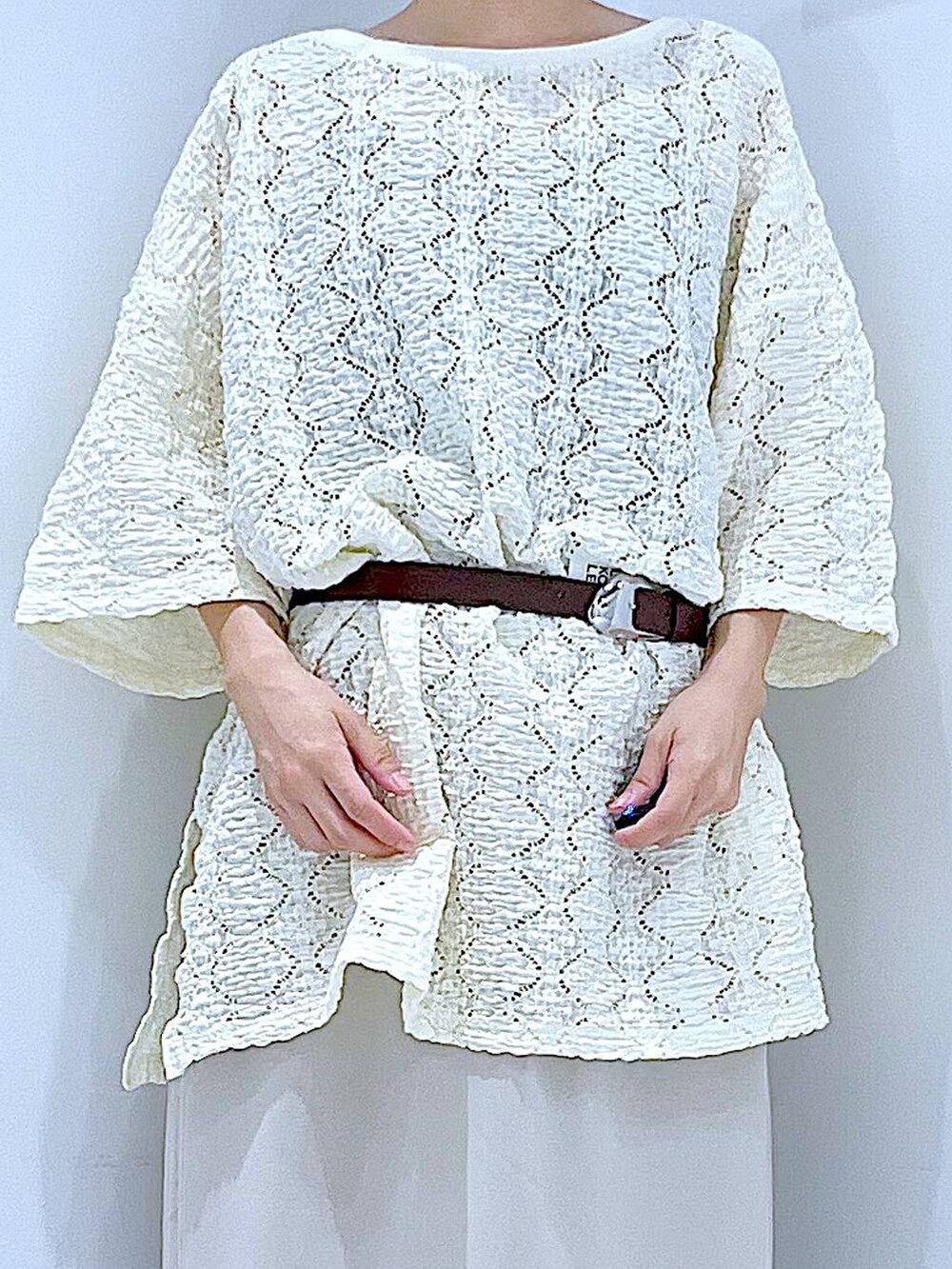 シルバー系のサンダル、ベージュ系のスカート、シルバー系のショルダーバッグを着用したレディースの夏コーディネートの7枚目の写真