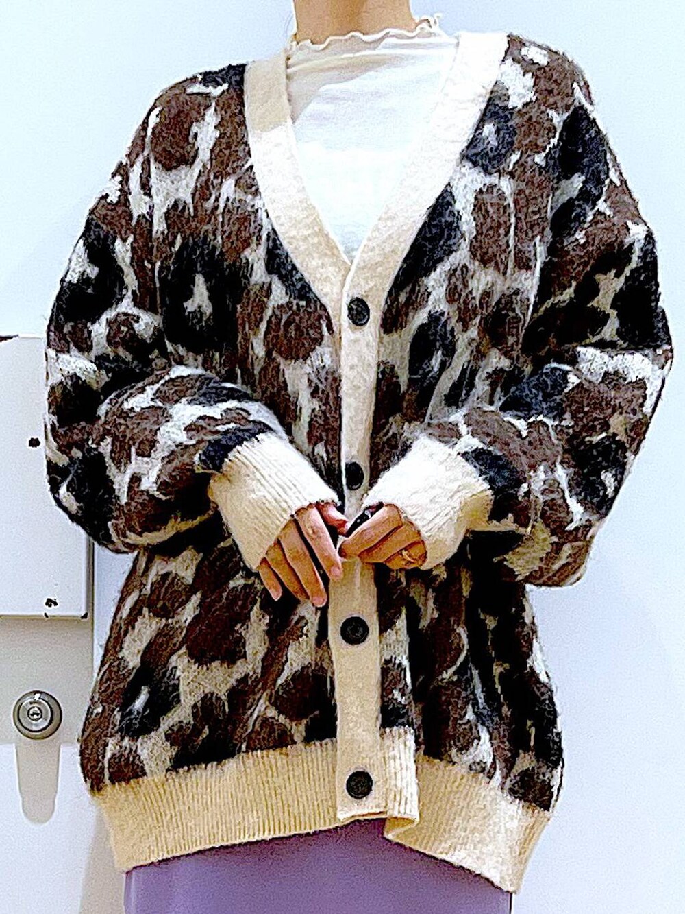 ホワイト系のTシャツ/カットソー、ベージュ系のブーツ、ベージュ系のショルダーバッグを着用したレディースの冬コーディネートの7枚目の写真