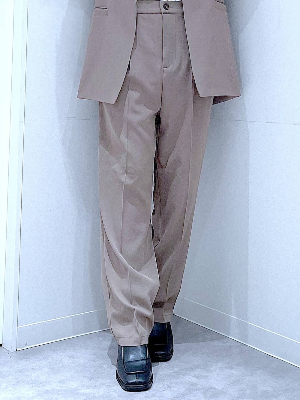 ブラック系のブーツ、グレー系のトートバッグ、ブラウン系のノーカラージャケットを着用したレディースの冬コーディネートの8枚目の写真