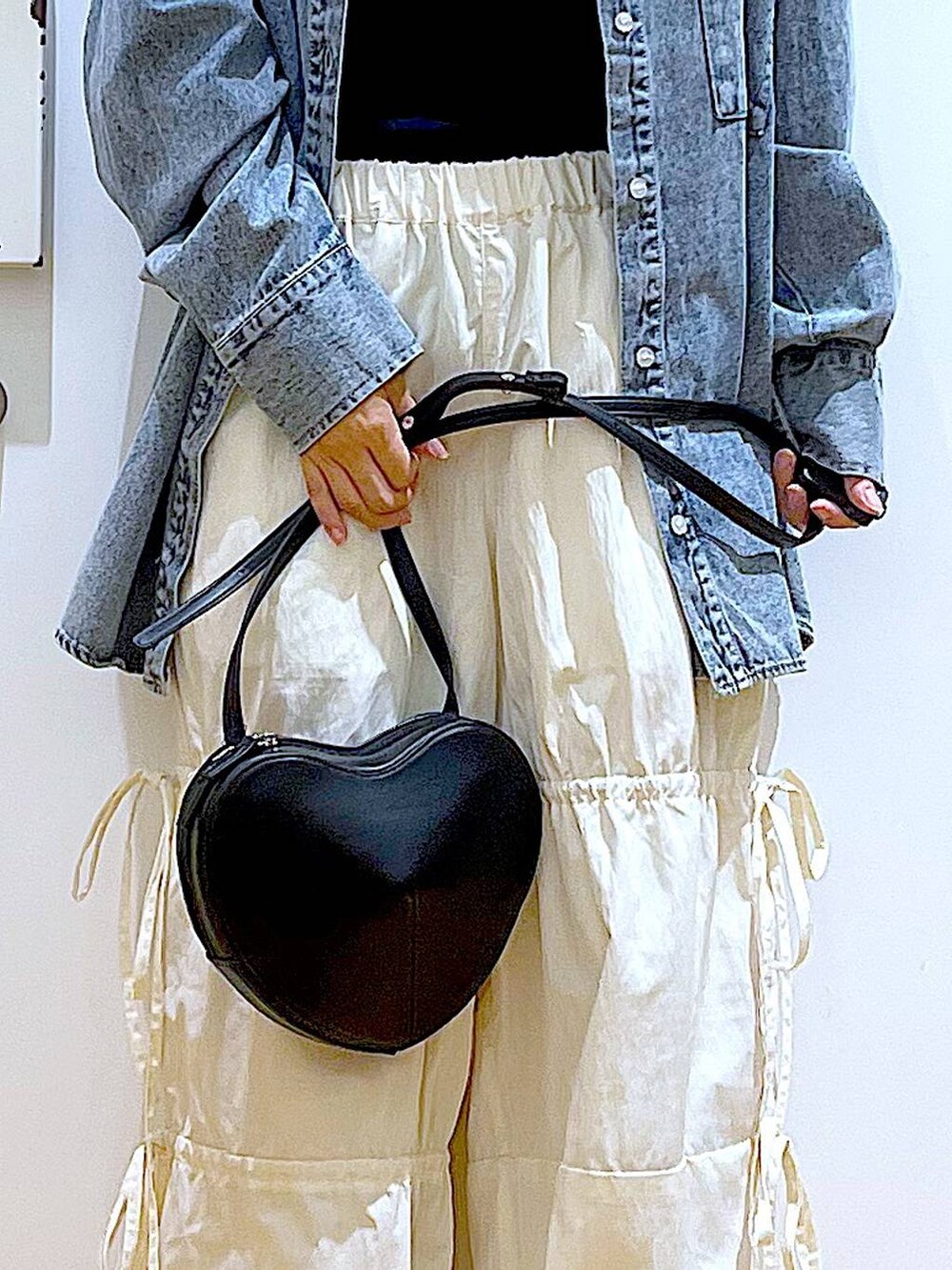 ブラック系のショルダーバッグ、シルバー系のパンプス、ブルー系のシャツ/ブラウスを着用したレディースの秋コーディネートの9枚目の写真