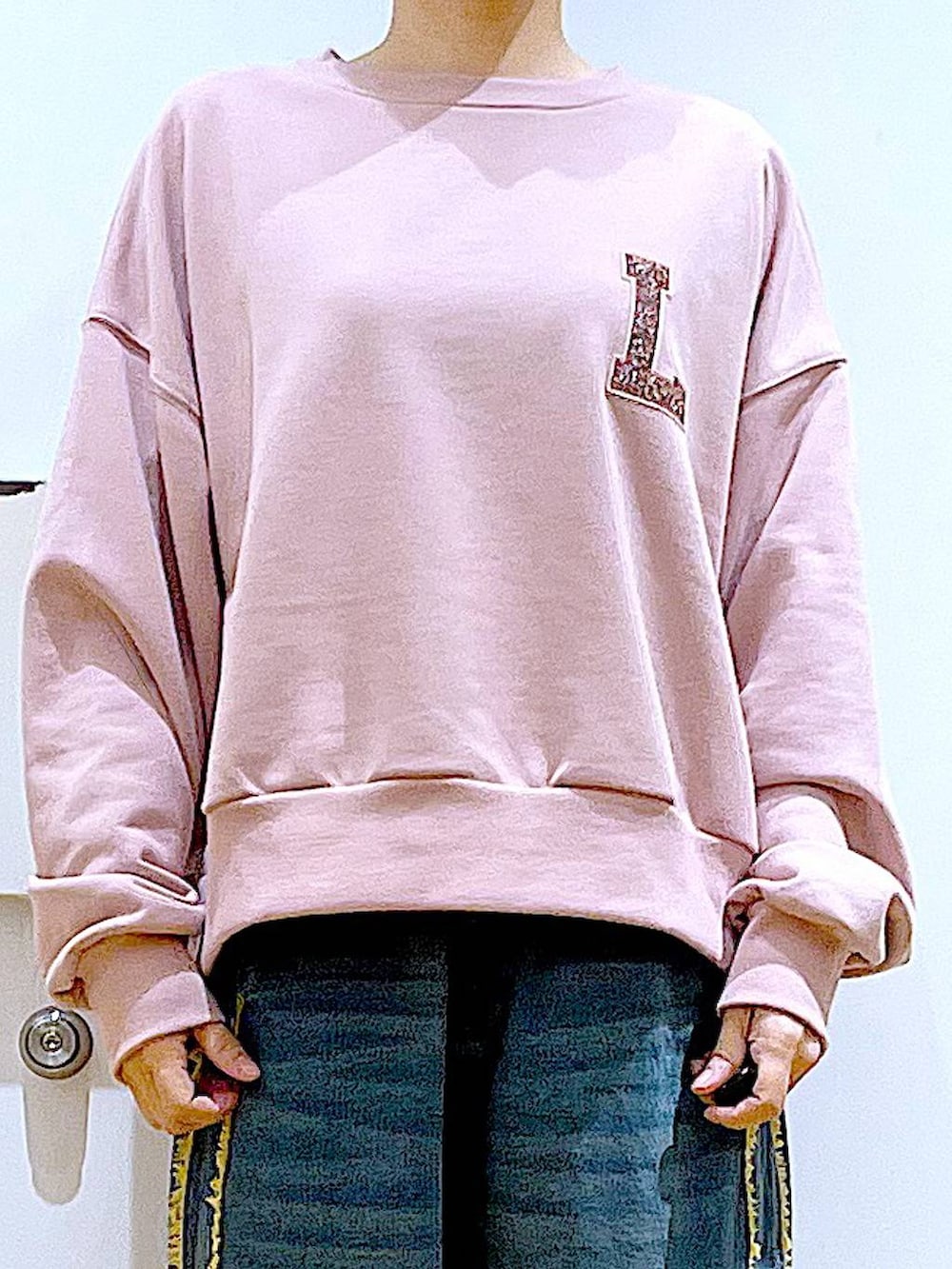 シルバー系のローファー、ブルー系のデニムパンツ、その他のトートバッグを着用したレディースの春コーディネートの7枚目の写真