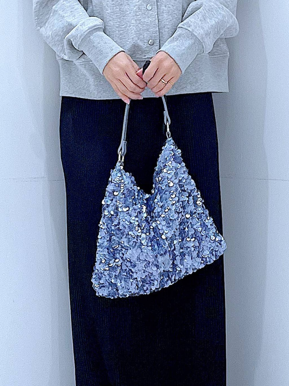 グレー系のカーディガン/ボレロ、ブルー系のショルダーバッグ、ブラック系のスカートを着用したレディースの春コーディネートの9枚目の写真