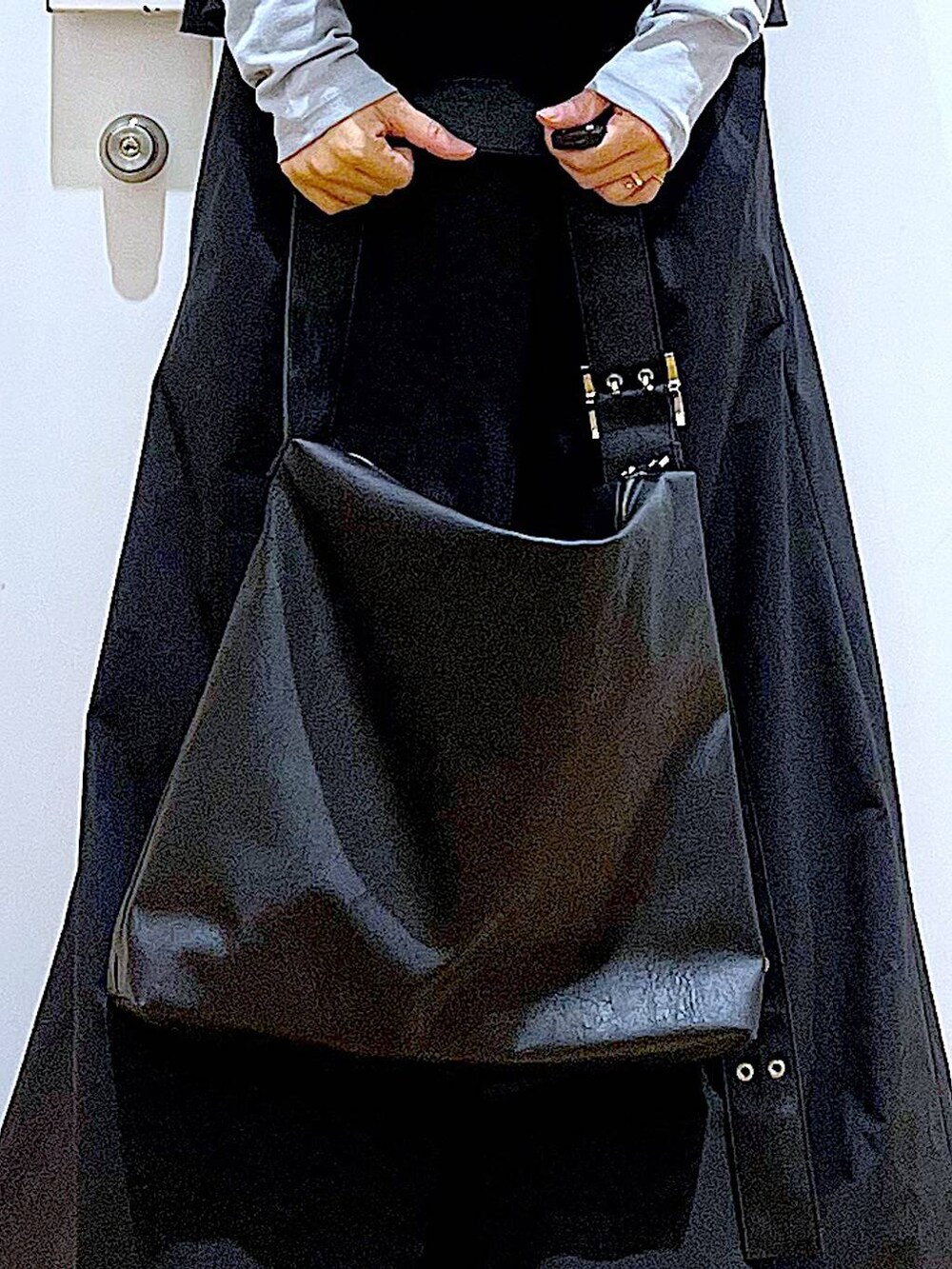 ブラック系のスニーカー、ブルー系のTシャツ/カットソー、ブラック系のその他トップスを着用したレディースの春コーディネートの9枚目の写真