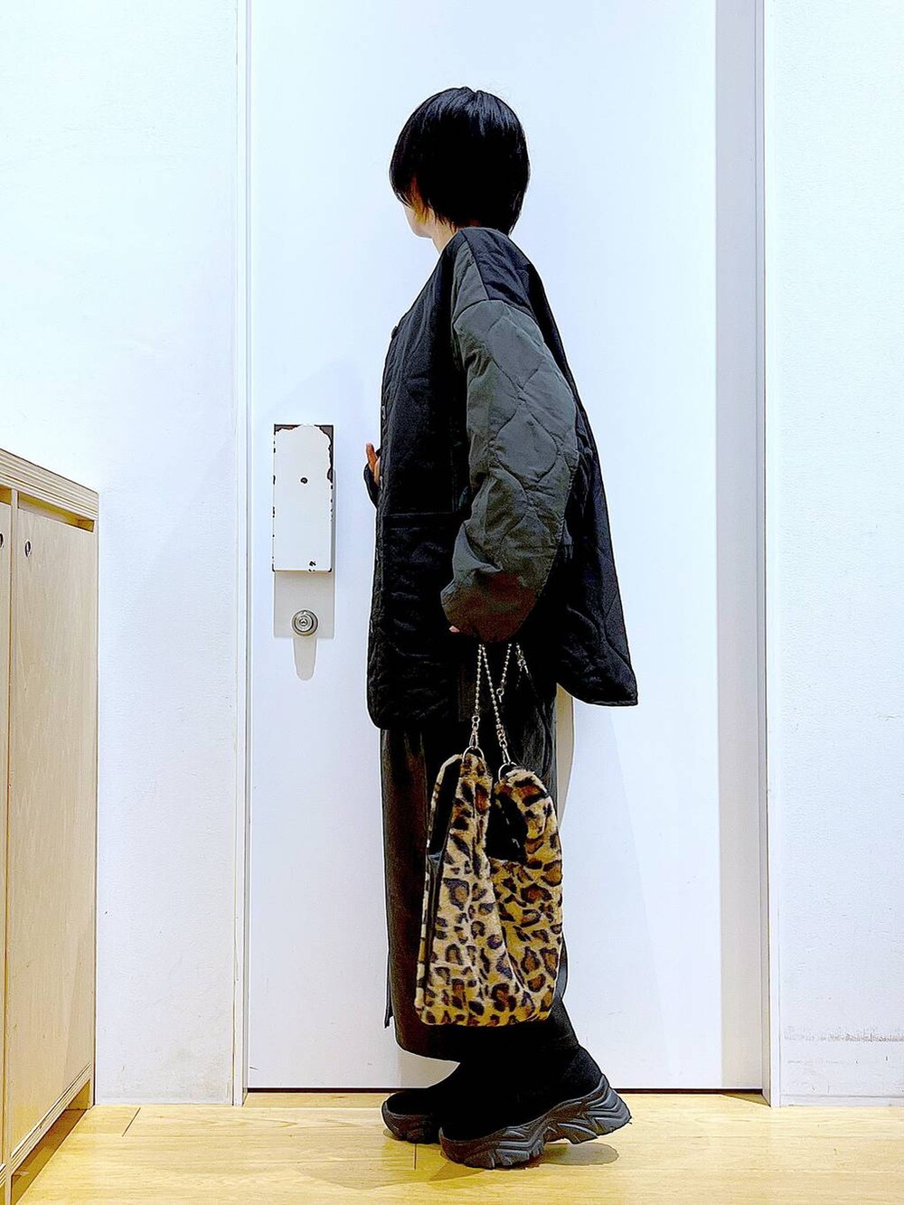 ブラック系のスカート、その他のショルダーバッグ、ブラウン系のTシャツ/カットソーを着用したレディースの秋コーディネートの3枚目の写真