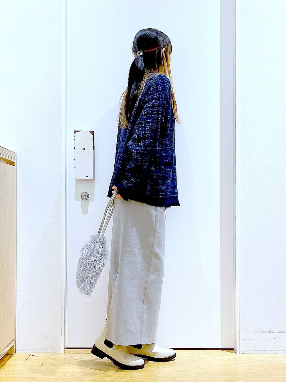 グレー系のTシャツ/カットソー、ブルー系のカーディガン/ボレロ、ベージュ系のブーツを着用したレディースの春コーディネートの4枚目の写真