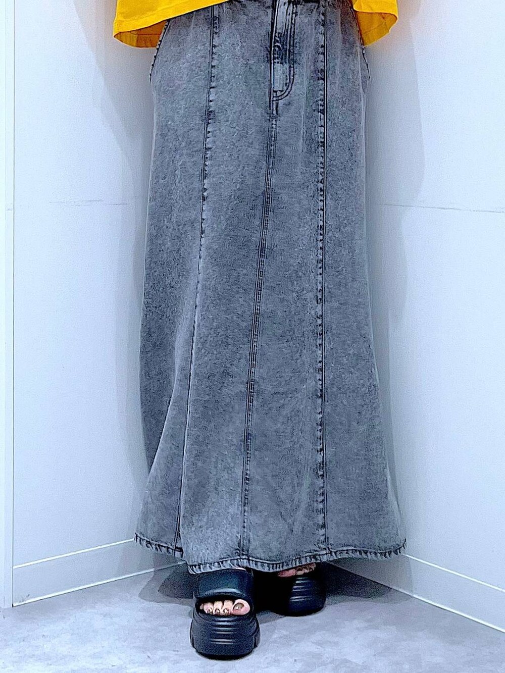 ベージュ系のショルダーバッグ、ブラック系のサンダル、オレンジ系のTシャツ/カットソーを着用したレディースの夏コーディネートの8枚目の写真