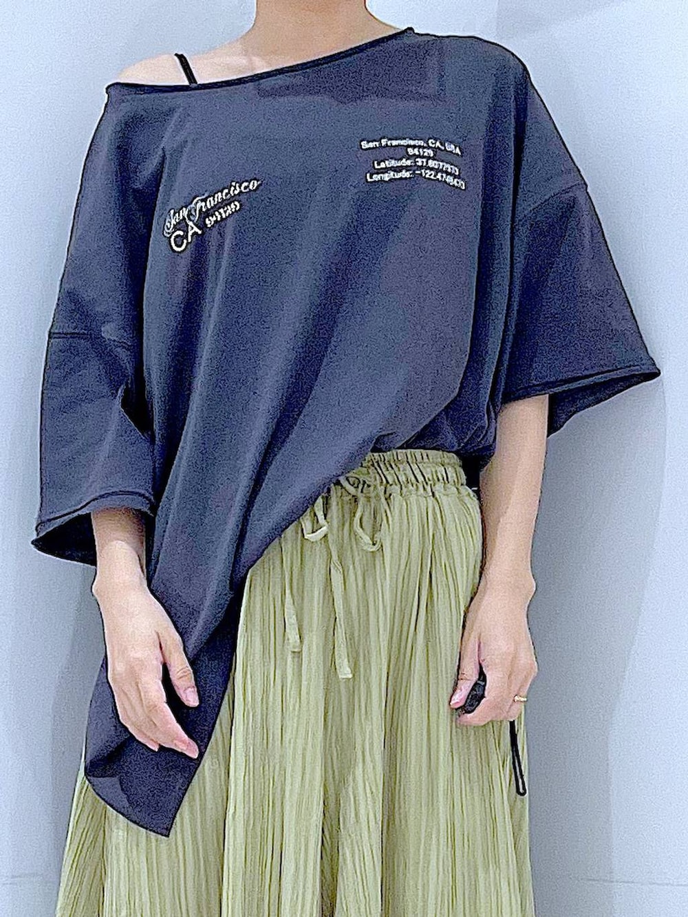 ブラック系のトートバッグ、グレー系のTシャツ/カットソー、グリーン系のその他パンツを着用したレディースの夏コーディネートの7枚目の写真