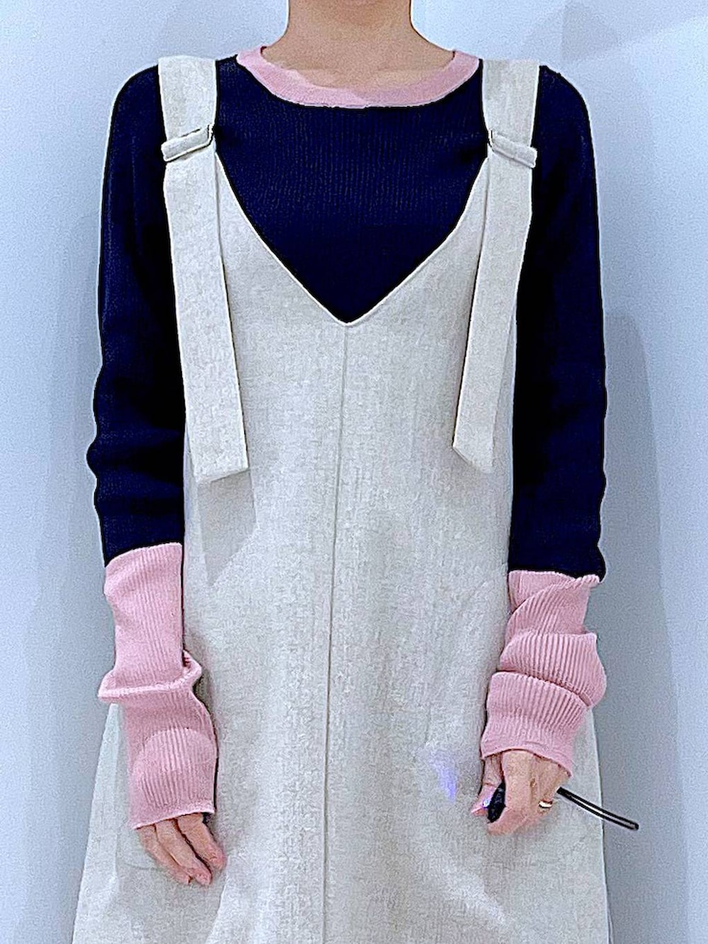 ブラック系のブーツ、ベージュ系のジャンパースカート、ブルー系のニット/セーターを着用したレディースの冬コーディネートの7枚目の写真