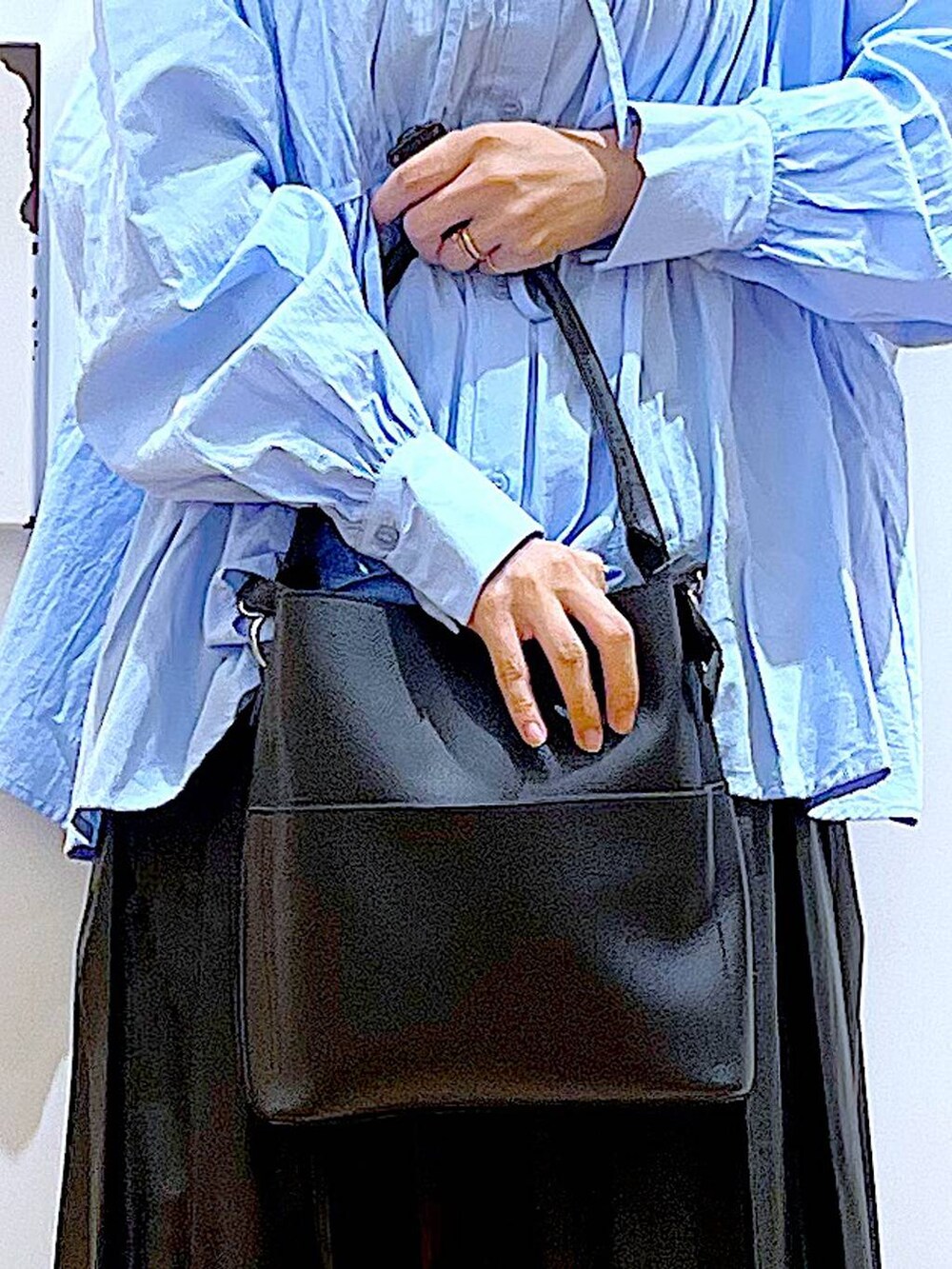 シルバー系のローファー、ブラック系のショルダーバッグ、ブルー系のシャツ/ブラウスを着用したレディースの秋コーディネートの9枚目の写真