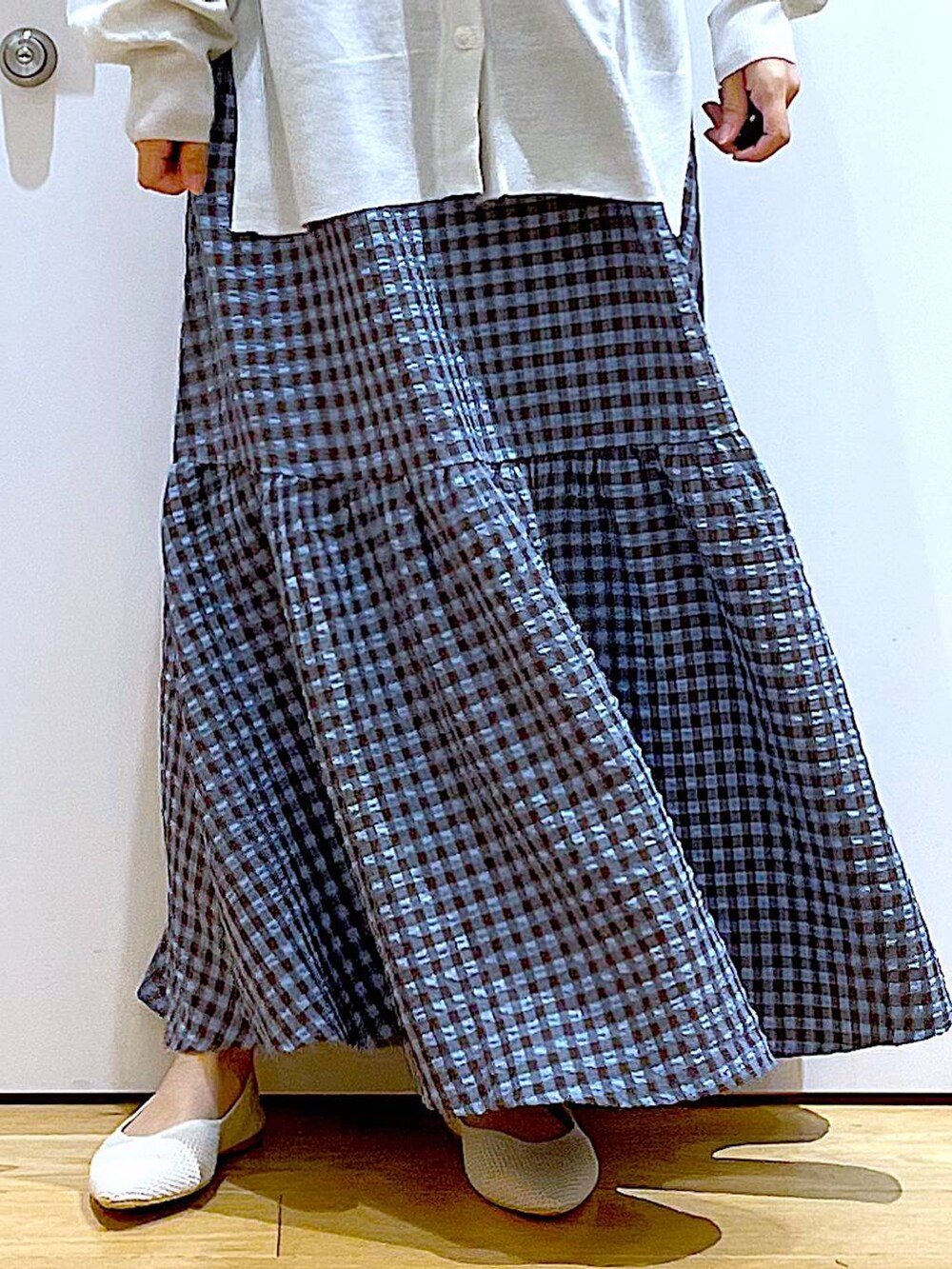 ホワイト系のショルダーバッグ、ブルー系のワンピース、ホワイト系のパンプスを着用したレディースの春コーディネートの8枚目の写真