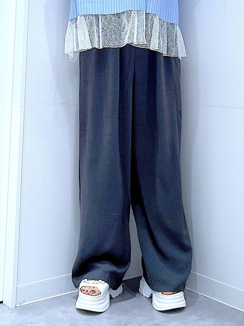 ホワイト系のサンダル、ブルー系のシャツ/ブラウス、グレー系のその他パンツを着用したレディースの夏コーディネートの8枚目の写真