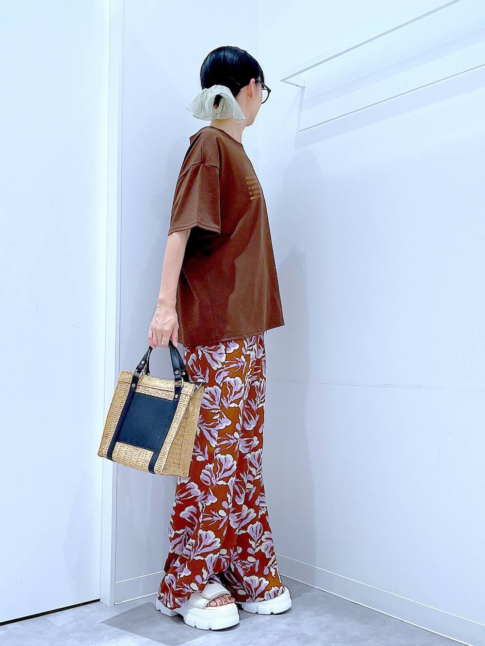 ブラウン系のその他パンツ、ベージュ系のショルダーバッグ、ホワイト系のサンダルを着用したレディースの夏コーディネートの4枚目の写真