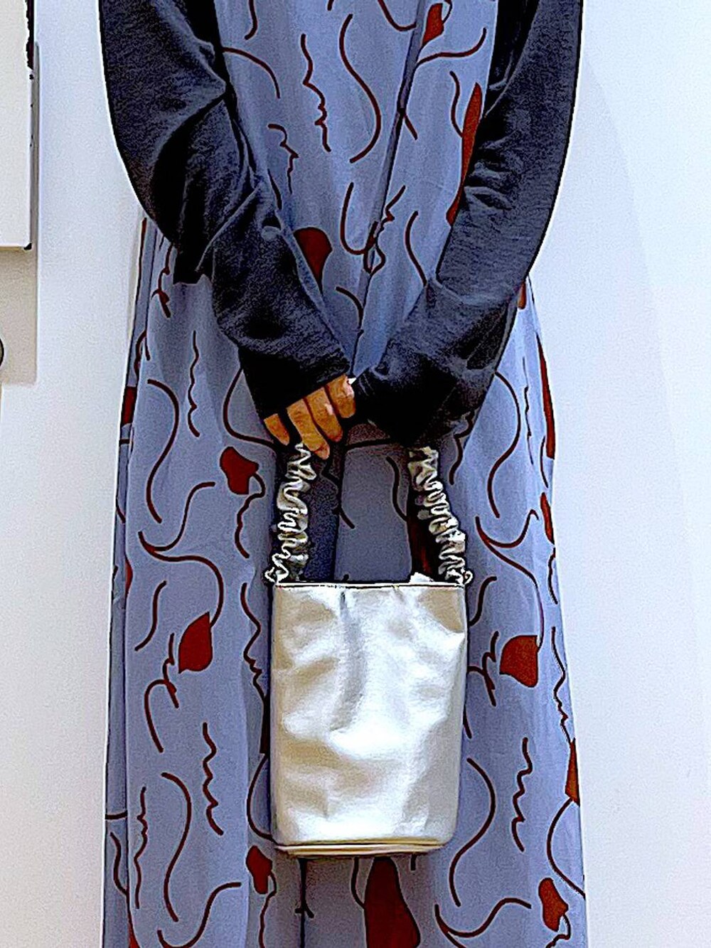 その他のショルダーバッグ、ブラック系のパンプス、ブルー系のワンピースを着用したレディースの春コーディネートの9枚目の写真