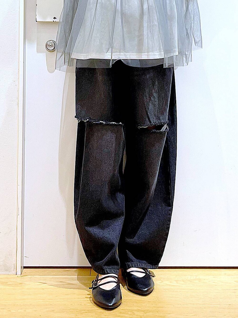 グレー系のTシャツ/カットソー、ブラック系のデニムパンツ、ブルー系のトートバッグを着用したレディースの秋コーディネートの8枚目の写真