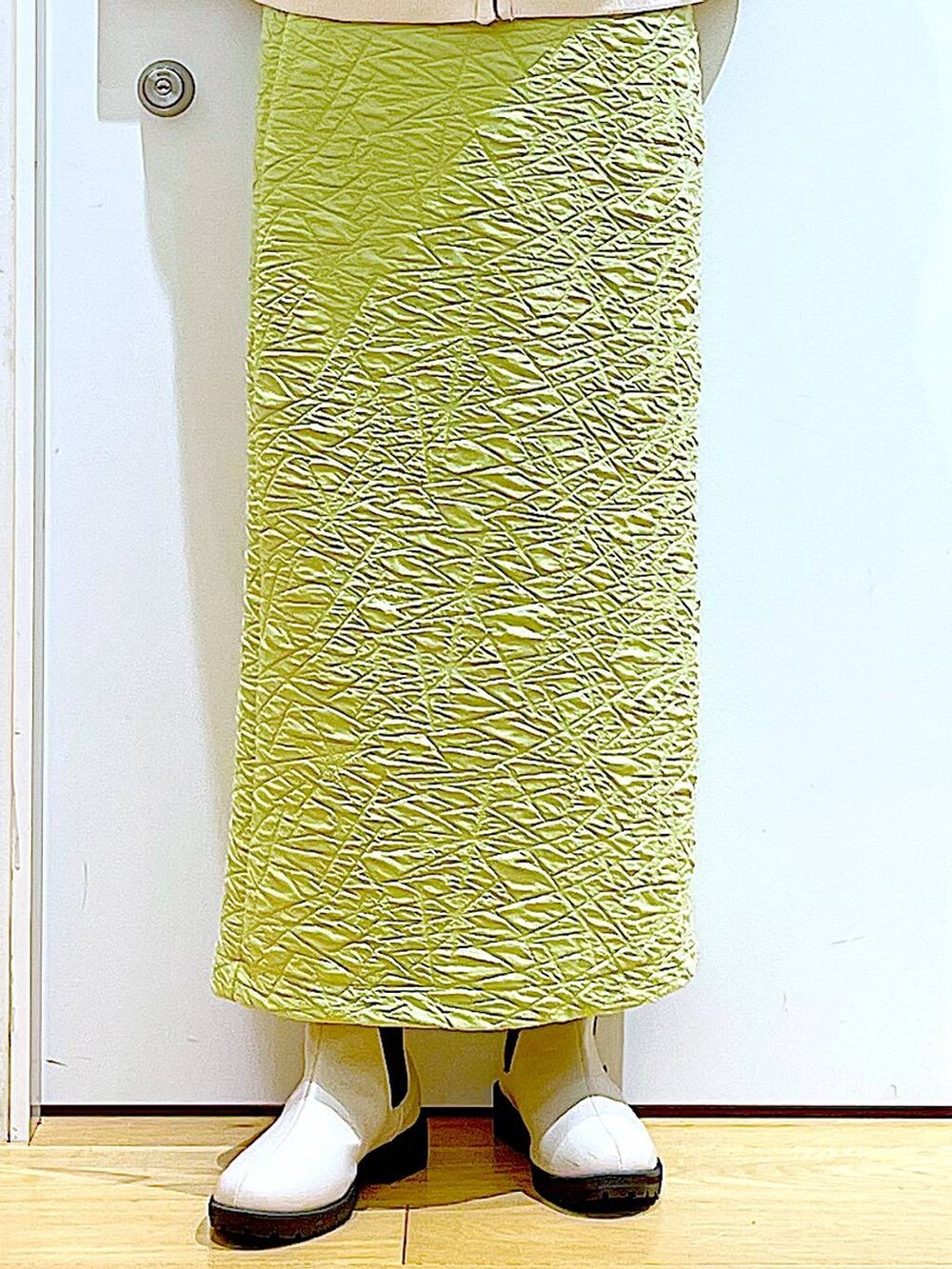 その他のショルダーバッグ、グリーン系のスカート、ベージュ系のブーツを着用したレディースの春コーディネートの8枚目の写真