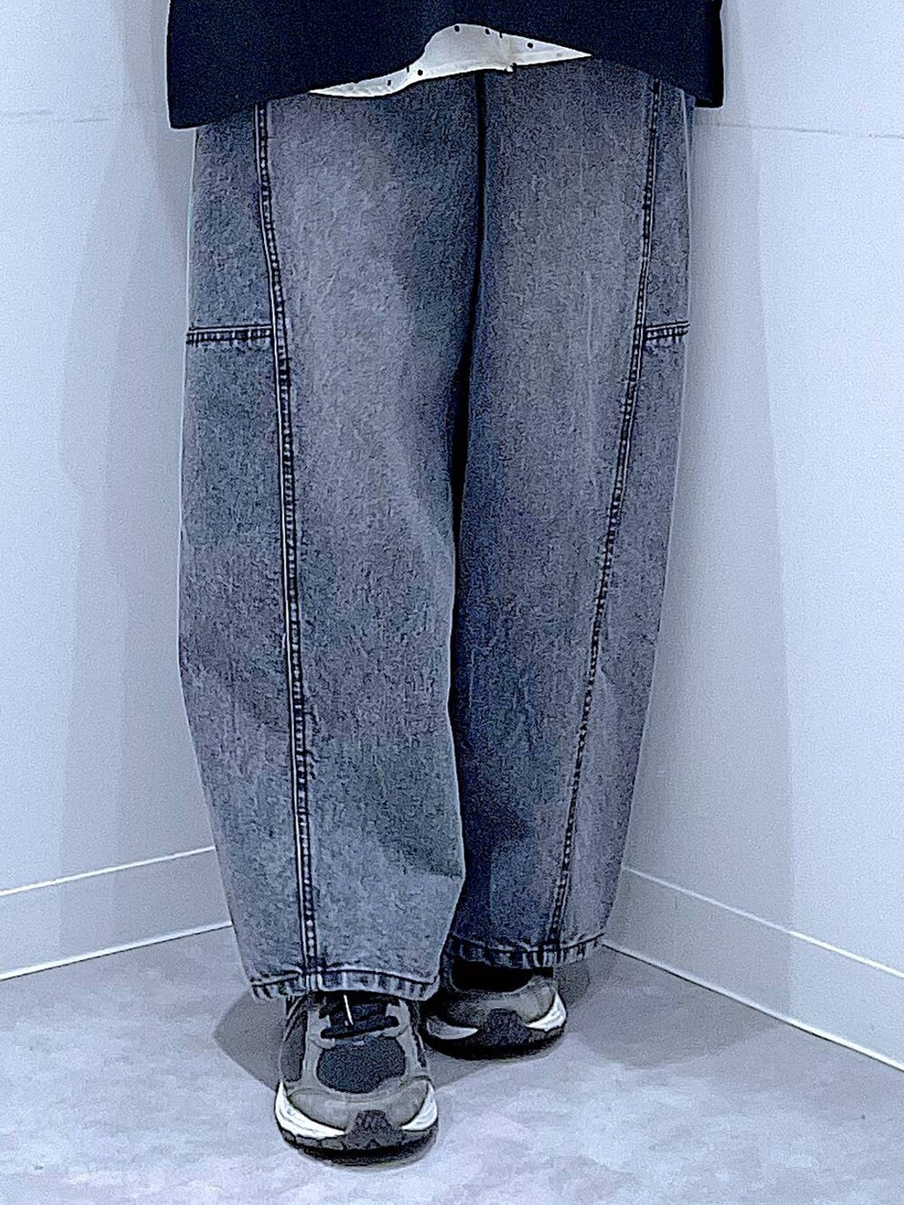 ブラック系のベスト、その他のその他トップス、ブラック系のデニムパンツを着用したレディースの春コーディネートの8枚目の写真