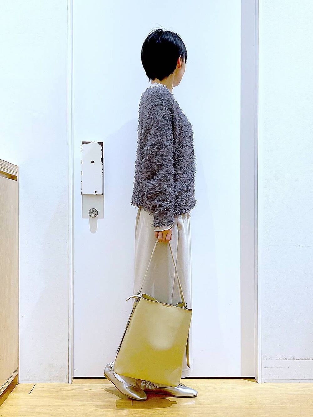 ベージュ系のTシャツ/カットソー、ホワイト系のショルダーバッグ、シルバー系のパンプスを着用したレディースの春コーディネートの4枚目の写真