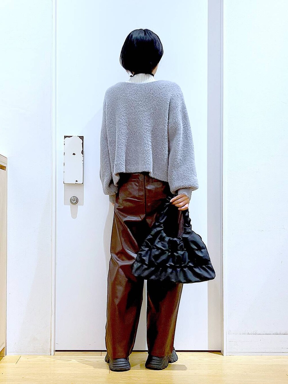 ベージュ系のニット/セーター、ブラック系のブーツ、ブラウン系のその他パンツを着用したレディースの秋コーディネートの5枚目の写真