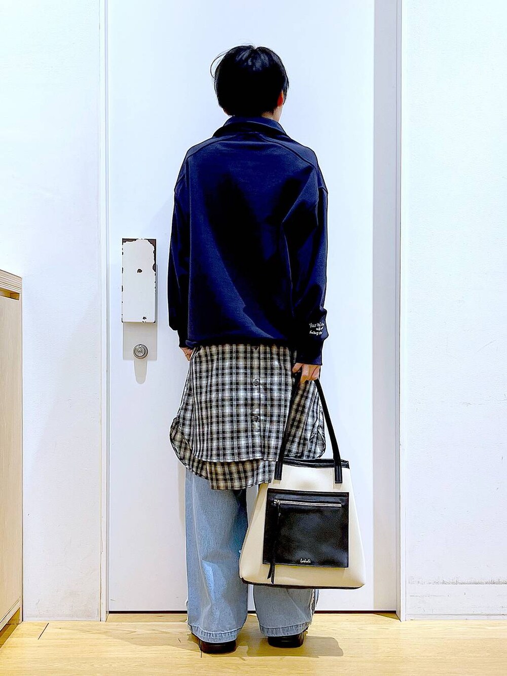 「リラックス、若見え、ゆったり、休日コーデ、骨格ウェーブ、LAKOLE、スウェット、シャツ、デニムパンツ、カジュアルコーデ、春コーデ、チェック、トートバッグ、ブーツ、シンプルコーデ」｜「LAKOLEのニットスニーカーソールブーツ / 140064（ブーツ、ブラック系）」を使った、あおき@LAKOLE海老名さん（レディース・156cm）の冬コーディネートの5枚目の写真