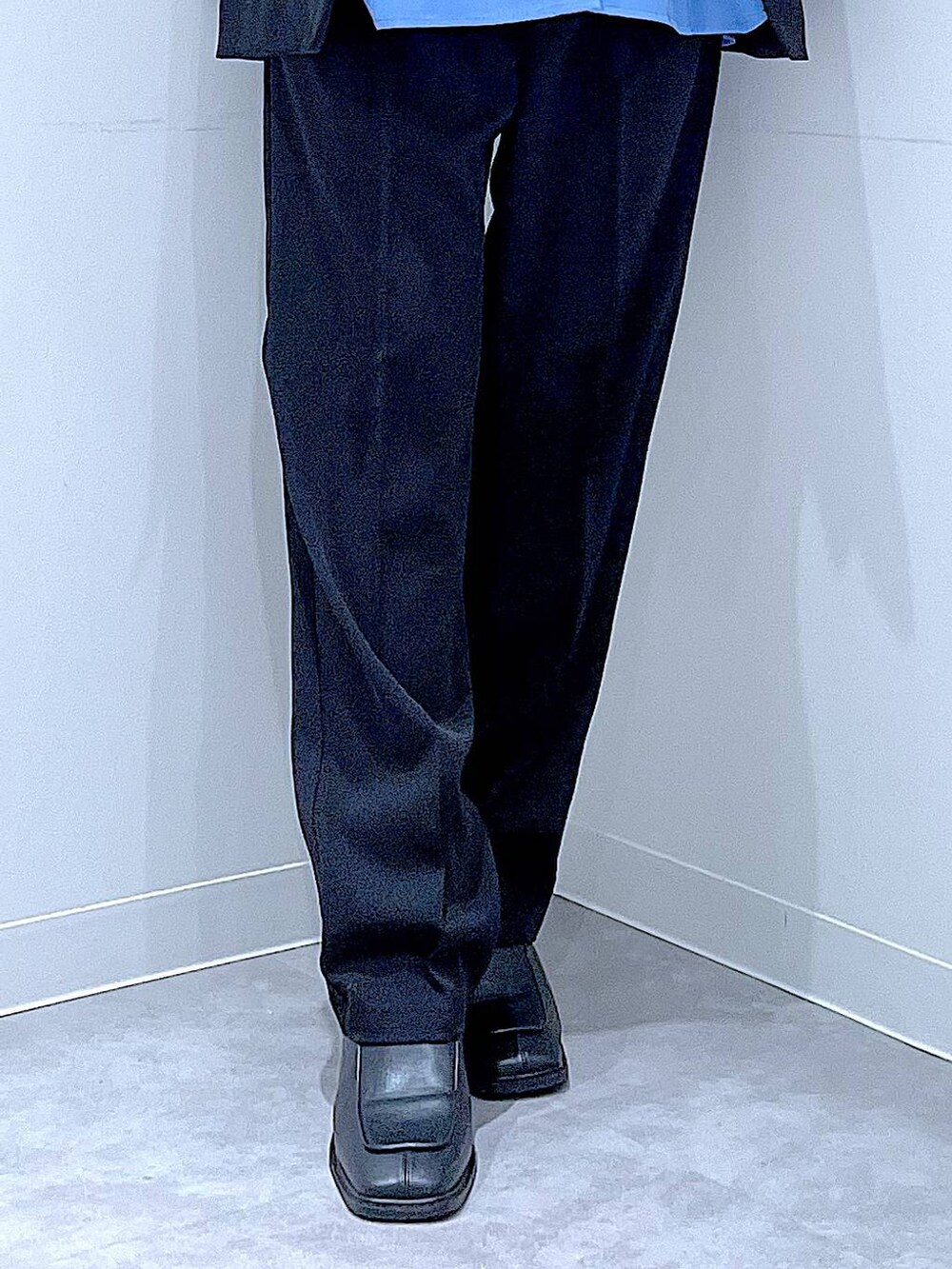 ブラック系のブーツ、ブラック系のトートバッグ、ブラック系のノーカラージャケットを着用したレディースの冬コーディネートの8枚目の写真