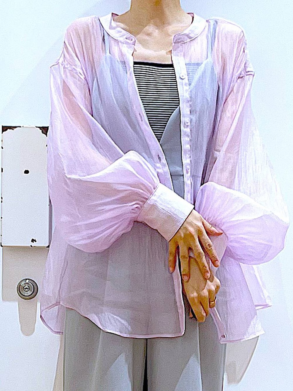 ホワイト系のショルダーバッグ、ホワイト系のキャミソール、ホワイト系のパンプスを着用したレディースの春コーディネートの7枚目の写真