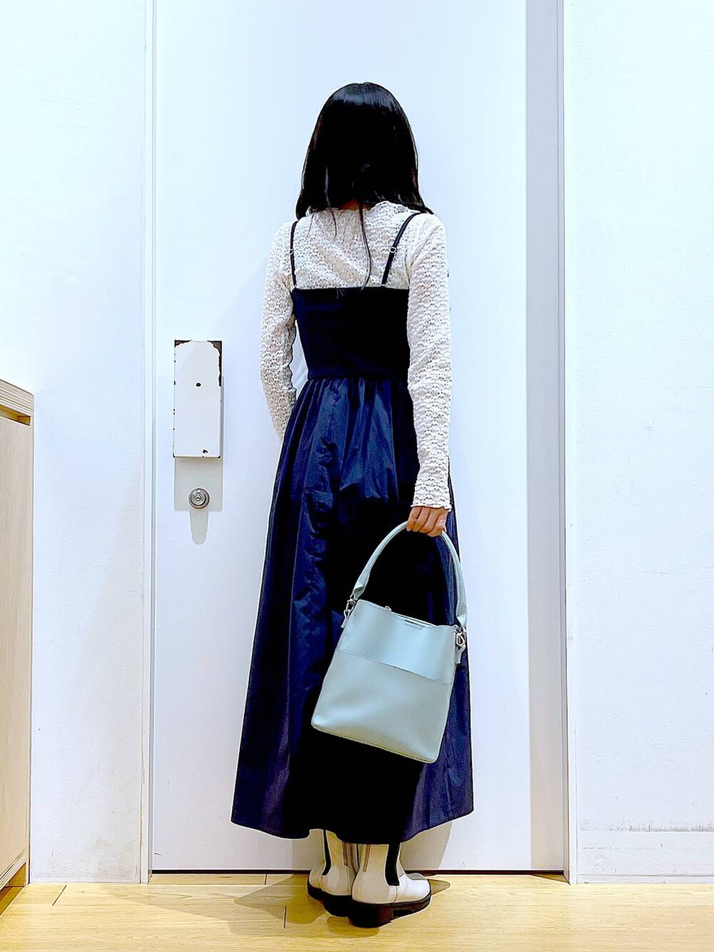 ホワイト系のTシャツ/カットソー、グリーン系のショルダーバッグ、ベージュ系のブーツを着用したレディースの春コーディネートの5枚目の写真