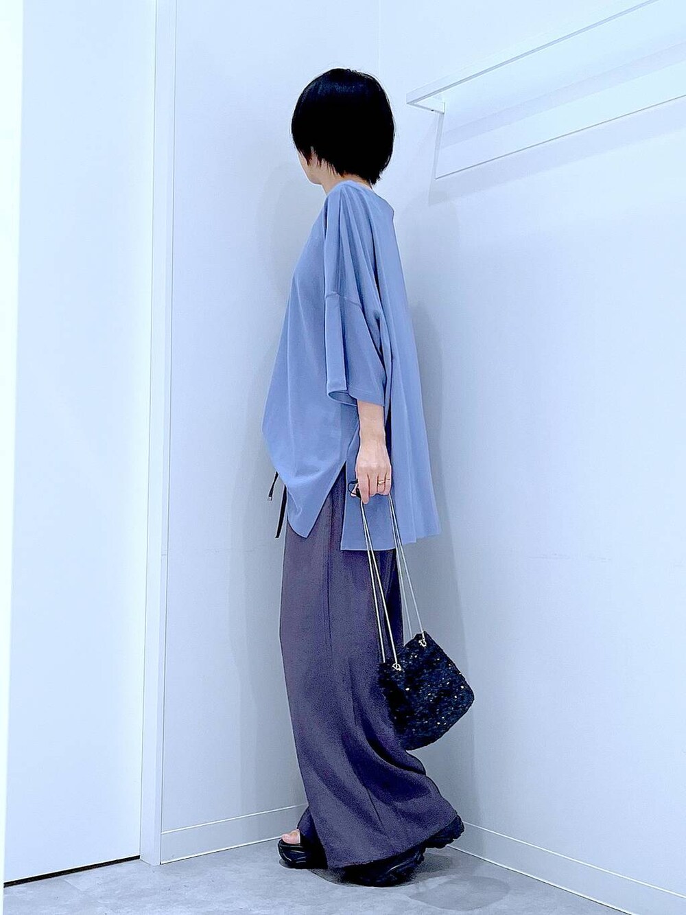 グレー系のその他パンツ、ブラック系のショルダーバッグ、ブルー系のTシャツ/カットソーを着用したレディースの夏コーディネートの3枚目の写真