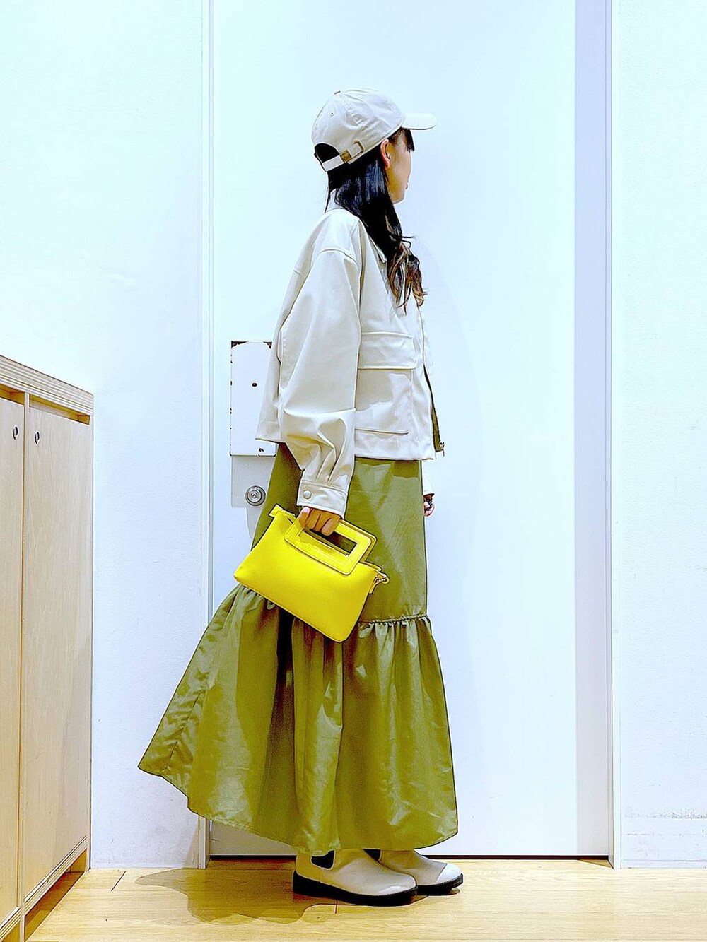 ベージュ系のブルゾン、ホワイト系のTシャツ/カットソー、ベージュ系のブーツを着用したレディースの春コーディネートの4枚目の写真