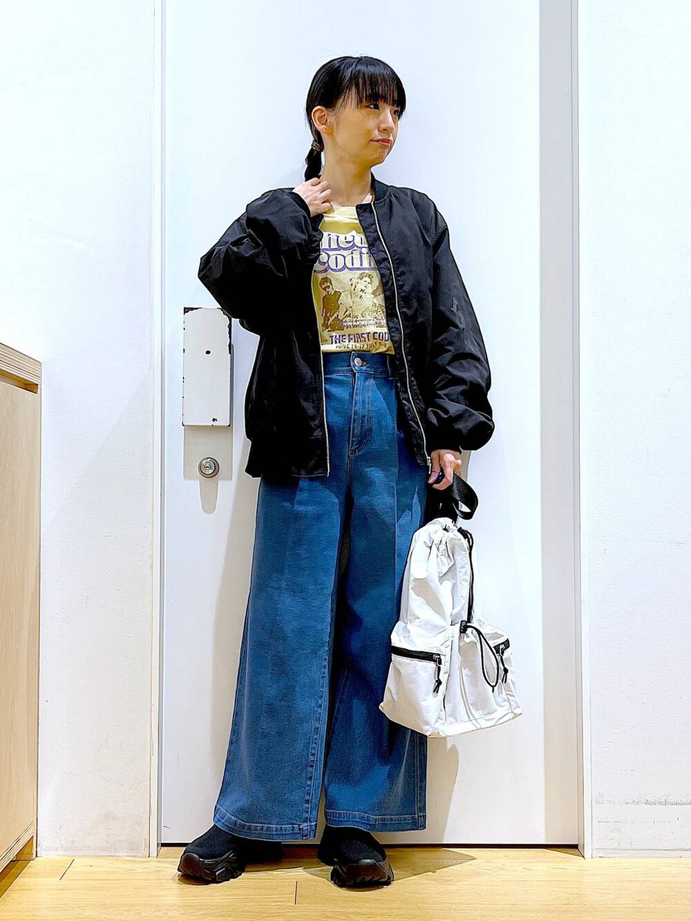 「リラックス、若見え、ゆったり、休日コーデ、骨格ウェーブ、LAKOLE、春コーデ、春アウター、カジュアル、デニムパンツ、ワイドパンツ、ロンT、おでかけ、ショルダーバッグ、スニーカー」｜「LAKOLEのワンタックワイドデニム / 102224（デニムパンツ、ブルー系）」を使った、あおき@LAKOLE海老名さん（レディース・156cm）の春コーディネートの2枚目の写真