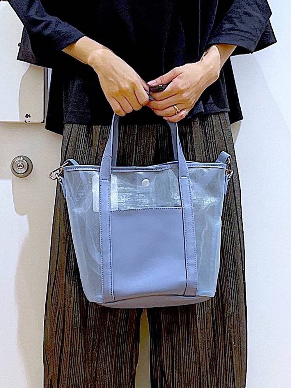 ブラック系のサンダル、ブルー系のトートバッグ、ブラック系のTシャツ/カットソーを着用したレディースの秋コーディネートの9枚目の写真