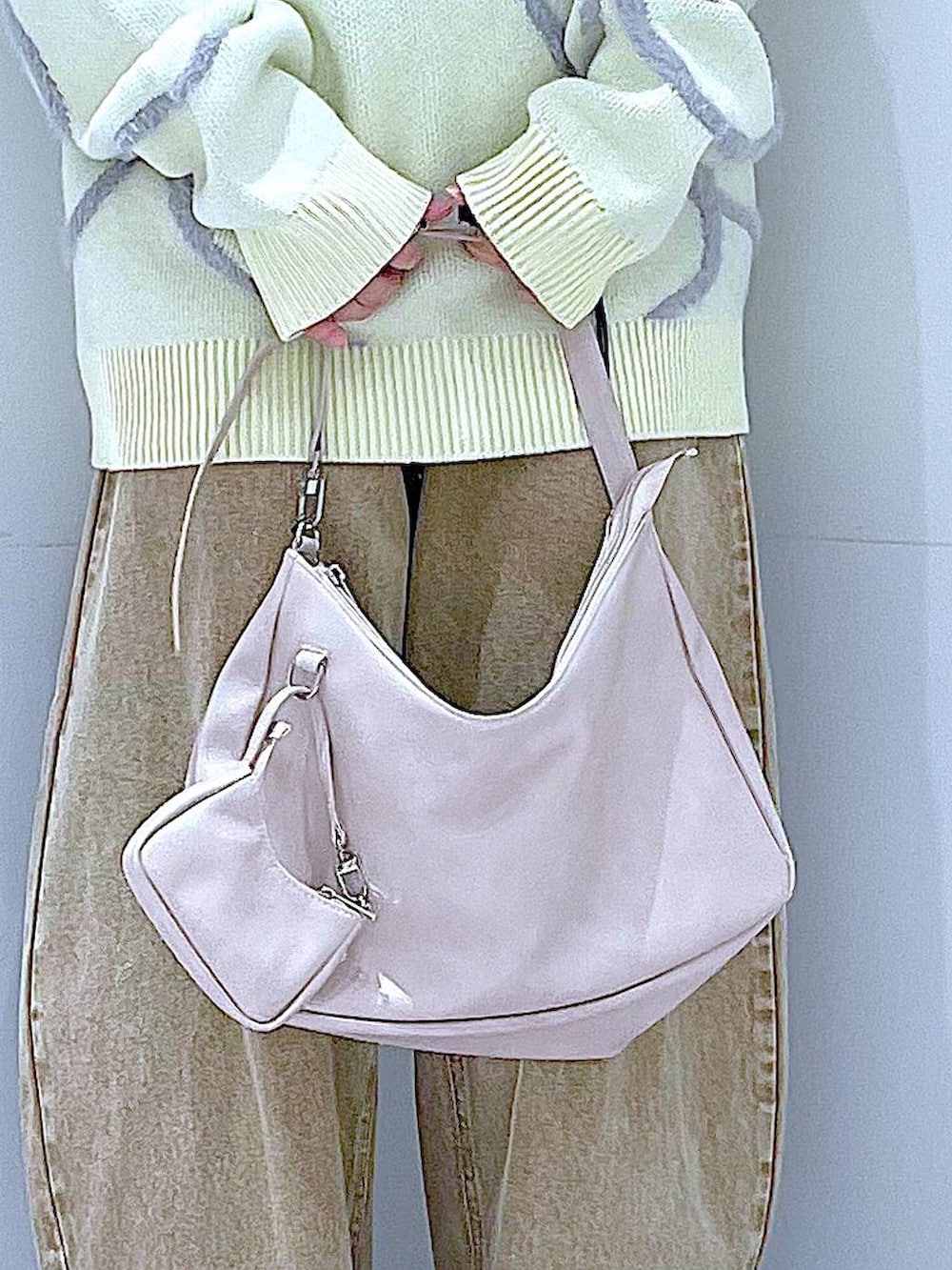 ベージュ系のデニムパンツ、ブラック系のブーツ、ホワイト系のショルダーバッグを着用したレディースの冬コーディネートの9枚目の写真