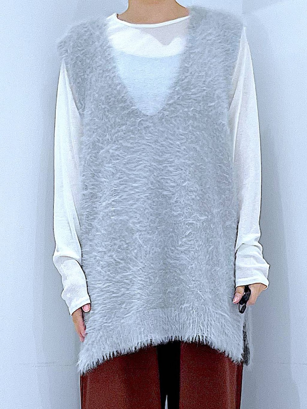 ホワイト系のTシャツ/カットソー、ホワイト系のローファー、グレー系のベストを着用したレディースの秋コーディネートの7枚目の写真