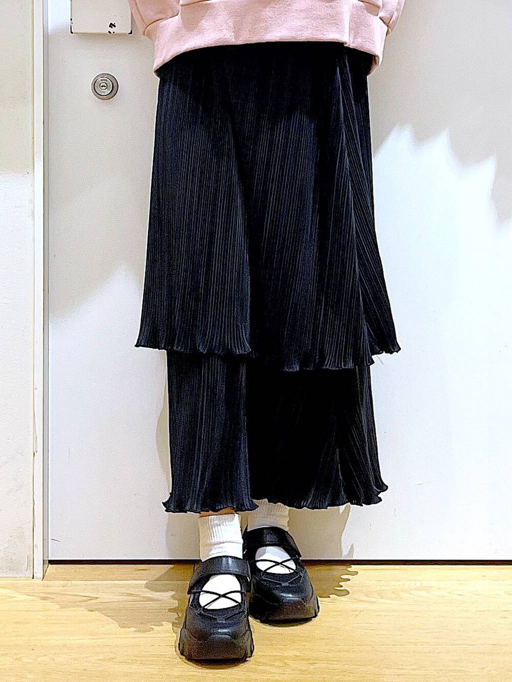 ブラック系のショルダーバッグ、ブラック系のスニーカー、ピンク系のスウェットを着用したレディースの春コーディネートの8枚目の写真