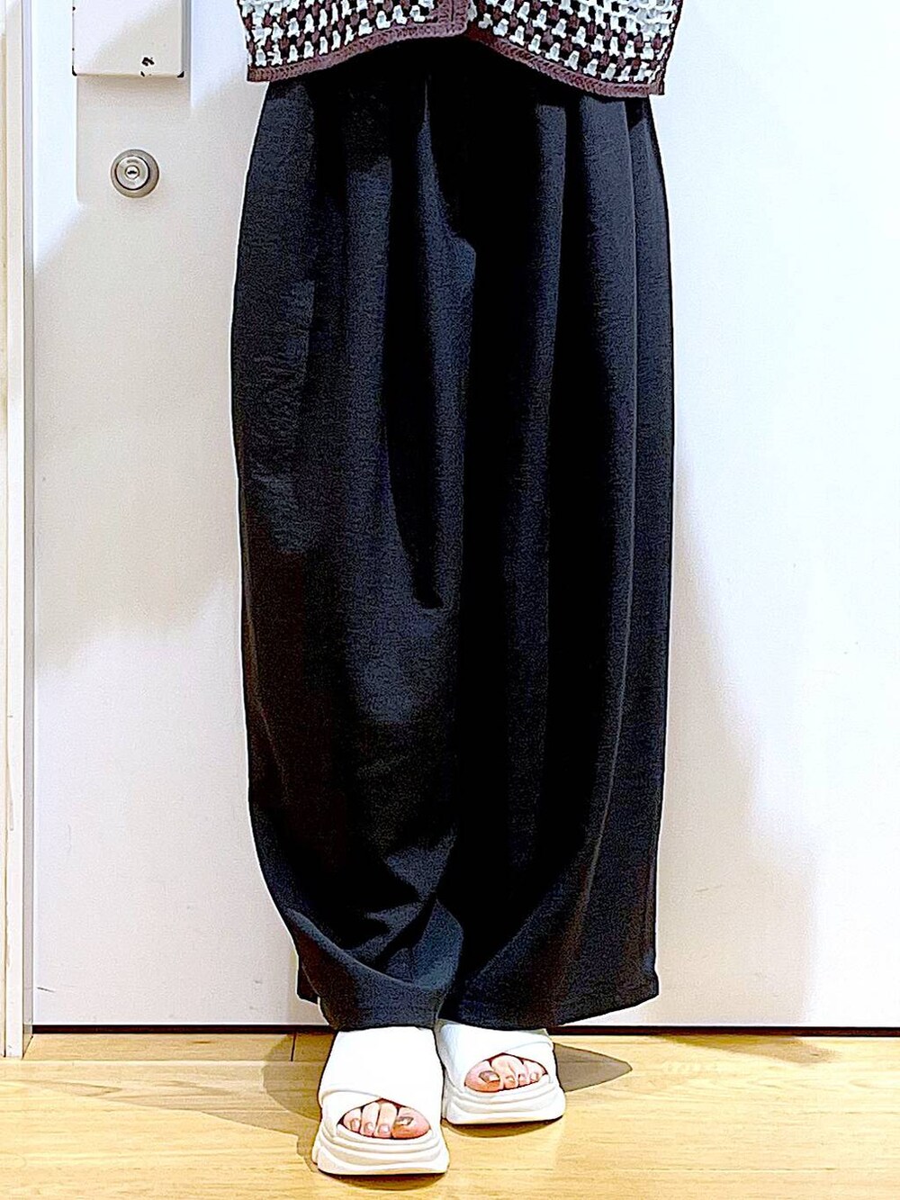 ホワイト系のショルダーバッグ、ホワイト系のサンダル、グリーン系のカーディガン/ボレロを着用したレディースの春コーディネートの8枚目の写真