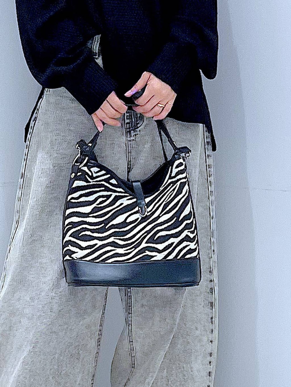 ベージュ系のデニムパンツ、ブラック系のローファー、その他のショルダーバッグを着用したレディースの秋コーディネートの9枚目の写真