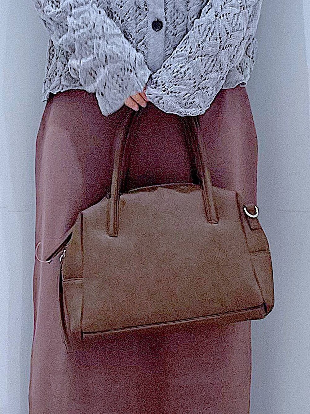 ブラウン系のボストンバッグ、ブラック系のブーツ、グレー系のカーディガン/ボレロを着用したレディースの冬コーディネートの9枚目の写真