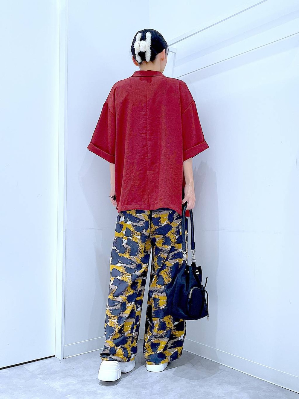 グレー系のTシャツ/カットソー、グレー系のその他パンツ、ブラウン系のテーラードジャケットを着用したレディースの夏コーディネートの5枚目の写真