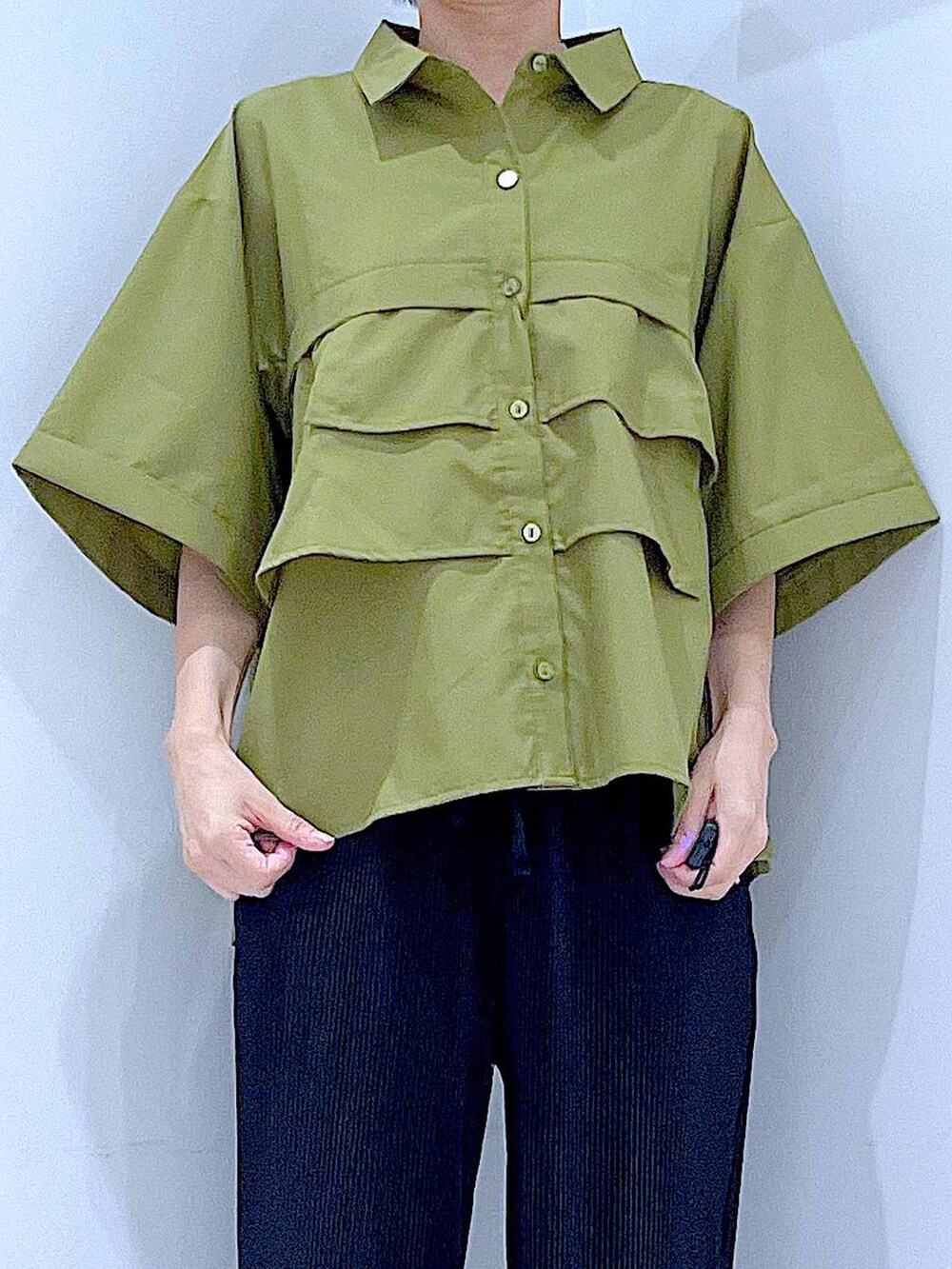 ブラック系のスニーカー、ブラック系のショルダーバッグ、グリーン系のシャツ/ブラウスを着用したレディースの夏コーディネートの7枚目の写真