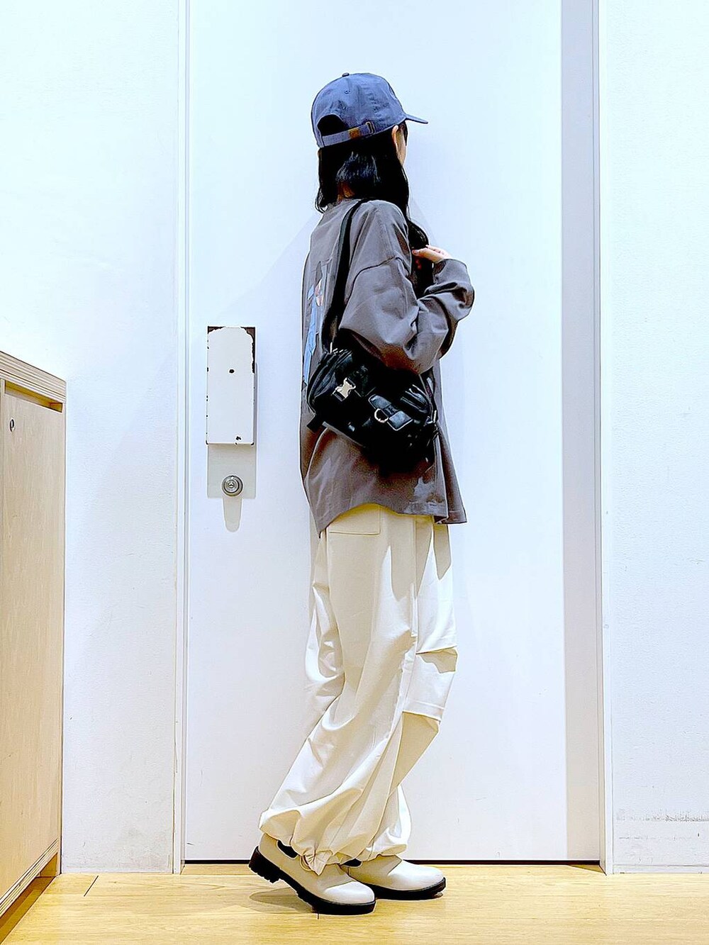 ベージュ系のその他パンツ、ベージュ系のブーツ、ブラック系のショルダーバッグを着用したレディースの春コーディネートの4枚目の写真