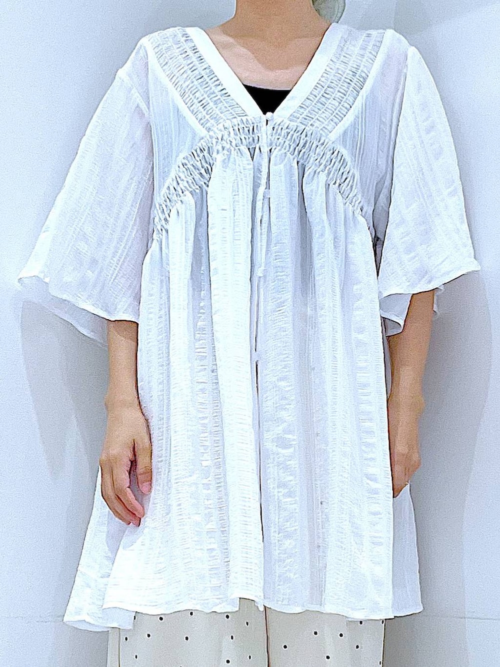 その他のその他パンツ、ホワイト系のショルダーバッグ、ホワイト系のサンダルを着用したレディースの夏コーディネートの7枚目の写真