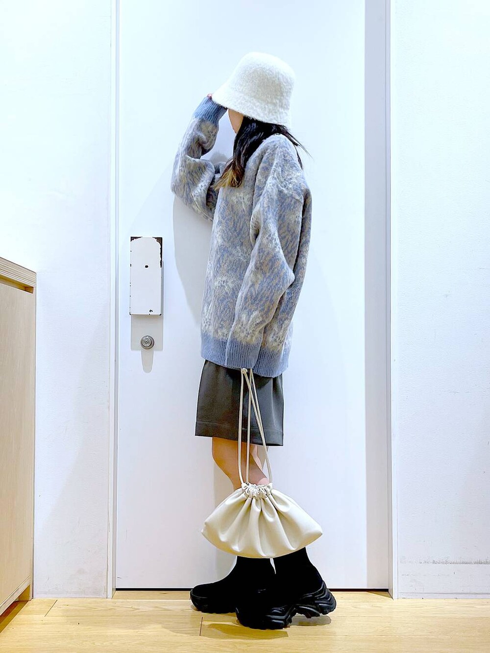 「リラックス、若見え、ゆったり、休日コーデ、骨格ウェーブ、LAKOLE、ユニセックス、ニット、ショートパンツ、ブーツ、ハット、カジュアル、オーバーサイズ、ショルダーバッグ、冬コーデ」｜「LAKOLEのフラワージャガードプルオーバー / 903939（ニット/セーター、ブルー系）」を使った、あおき@LAKOLE海老名さん（レディース・156cm）の冬コーディネートの3枚目の写真