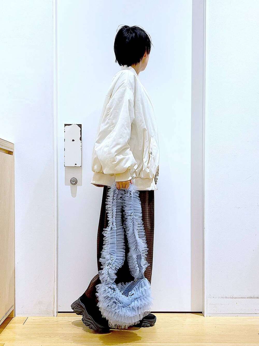 ブラック系のブーツ、グレー系のスウェット、ブラウン系のワンピースを着用したレディースの冬コーディネートの4枚目の写真