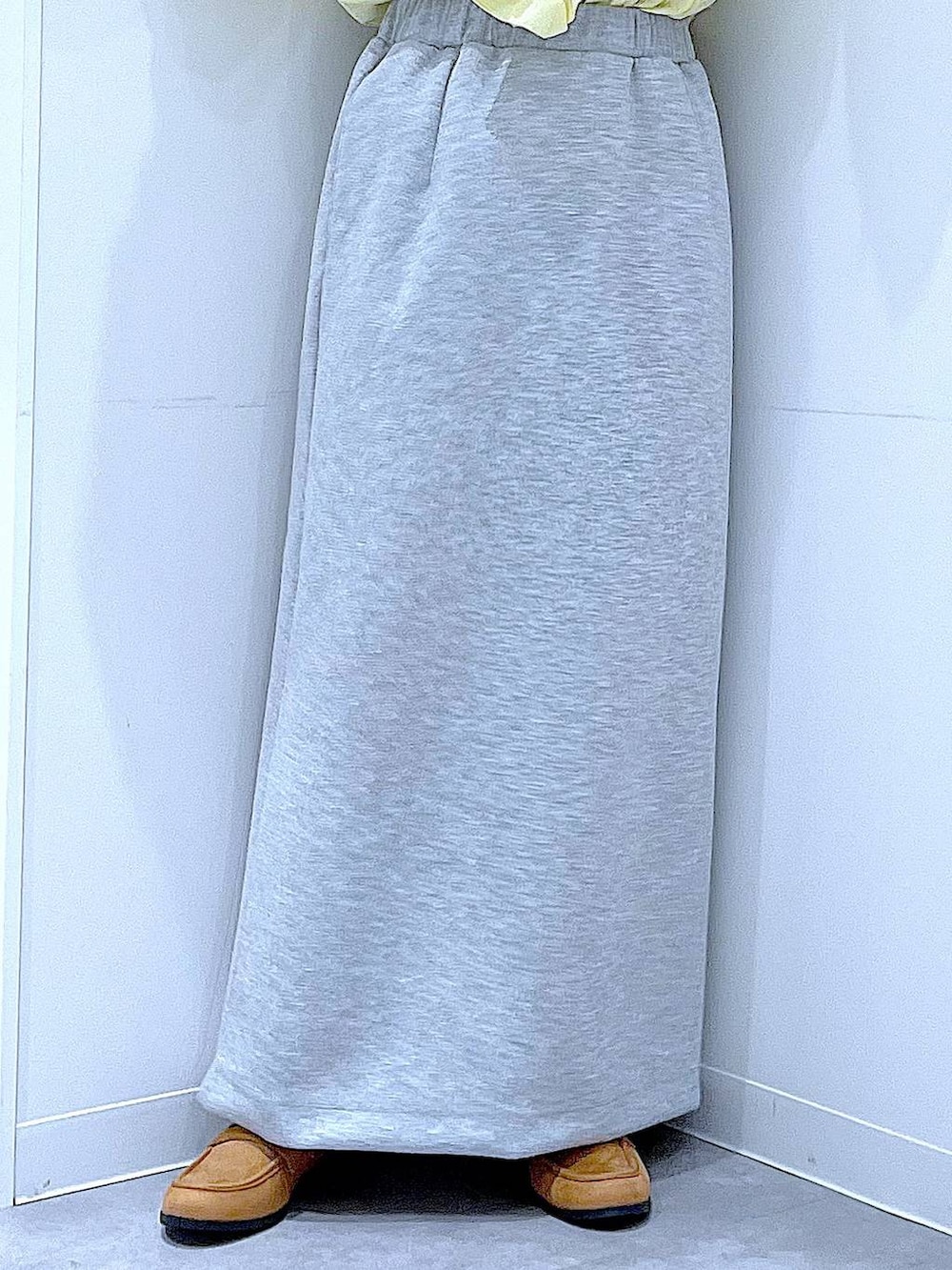 グレー系のスカート、ベージュ系のローファー、ブラウン系のショルダーバッグを着用したレディースの冬コーディネートの8枚目の写真