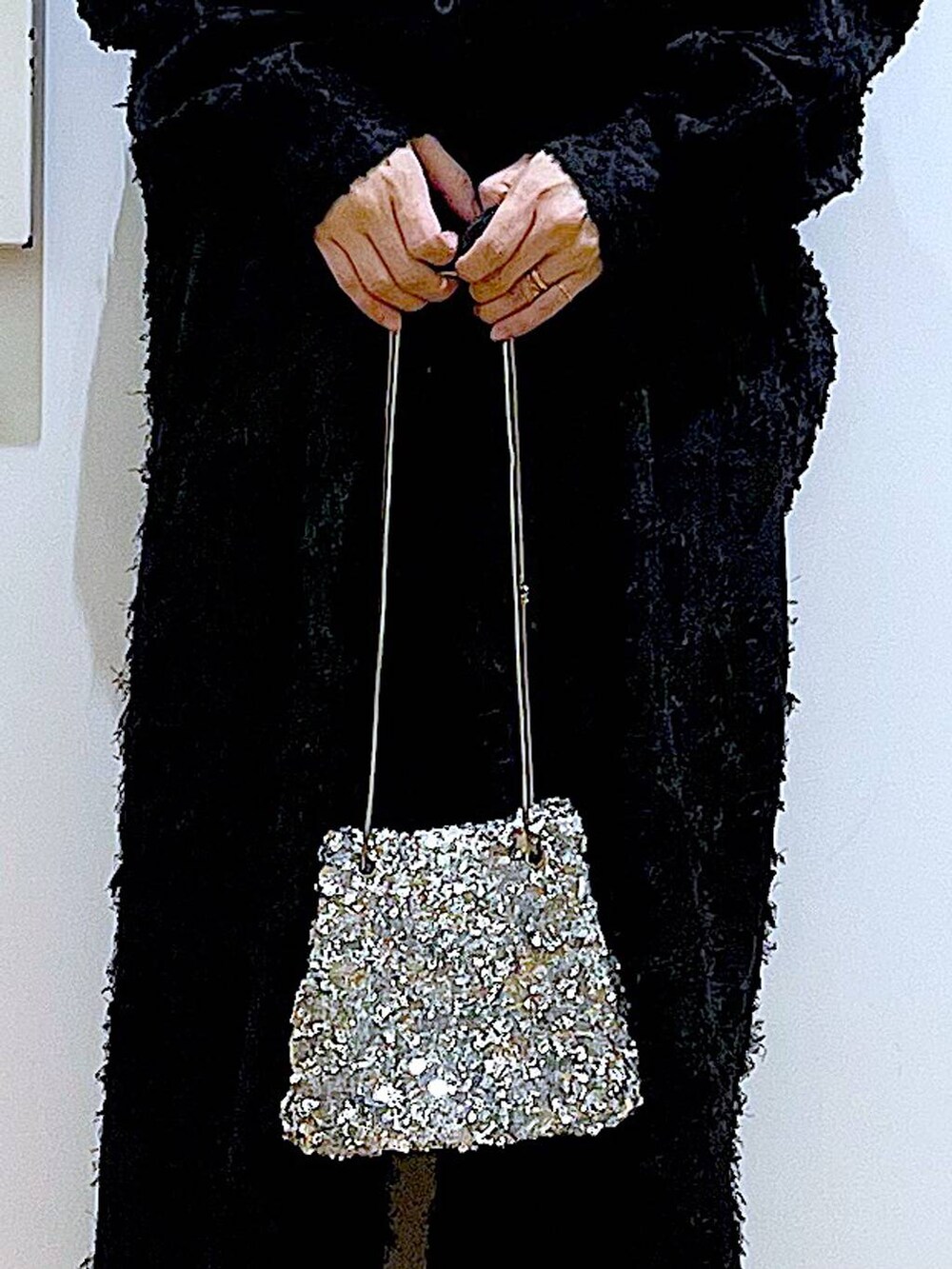 シルバー系のローファー、その他のショルダーバッグ、ブラック系のシャツ/ブラウスを着用したレディースの春コーディネートの9枚目の写真